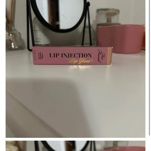 Top faced lip injection